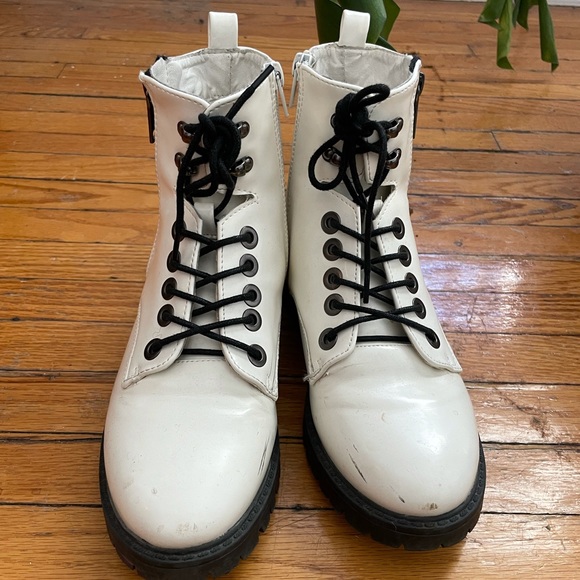 VINTAGE WHITE BOOTS - Picture 3 of 4